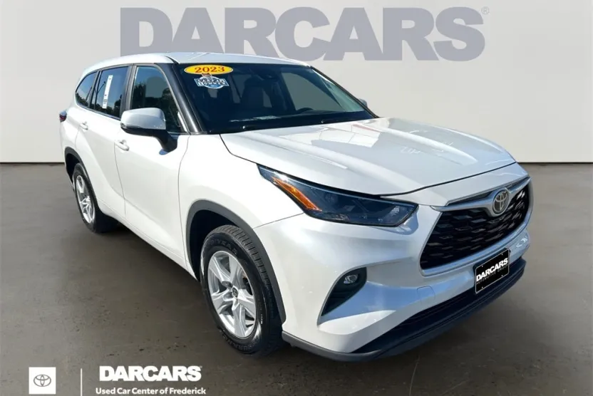 2023 Toyota Highlander LE photo 1