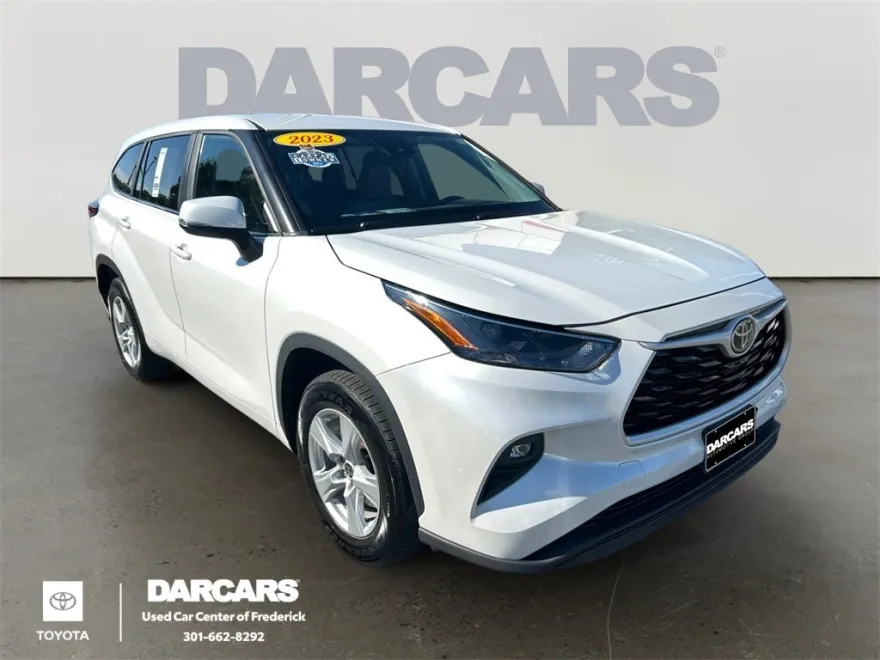 2023 Toyota Highlander LE photo 1