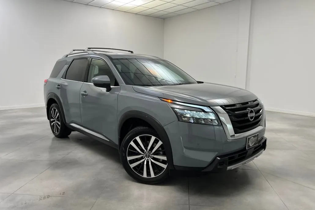 2025 Nissan Pathfinder Platinum photo 1