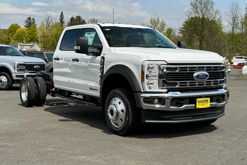 2025 Ford F-550 photo 1