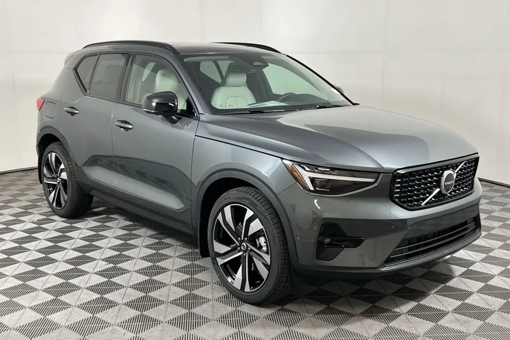 2026 Volvo XC40 photo 1