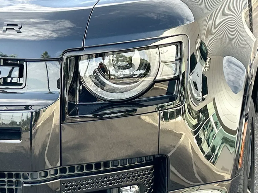 2025 Land Rover Defender 110 photo 1
