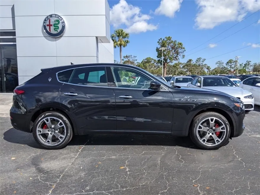 2023 Maserati Levante Base GT photo 1