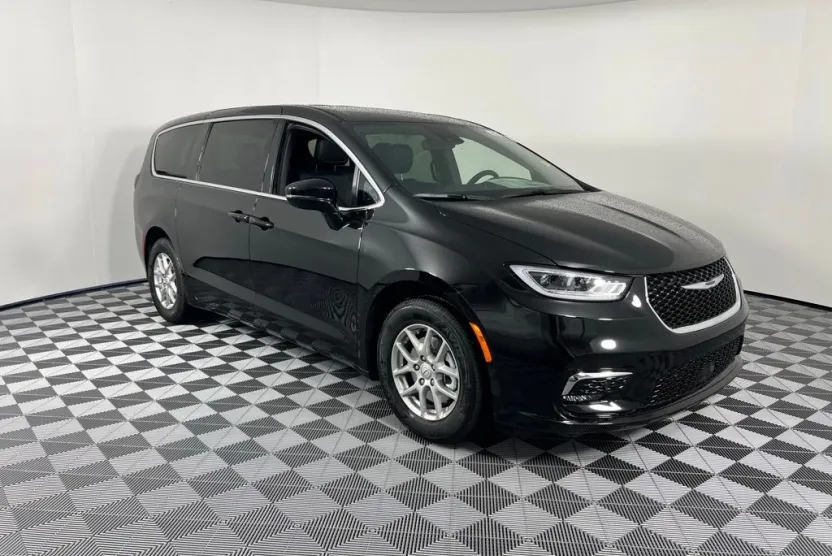 2026 Chrysler Pacifica photo 1