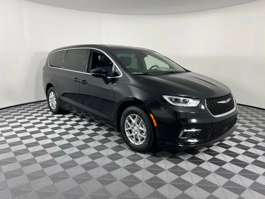 2026 Chrysler Pacifica photo 1