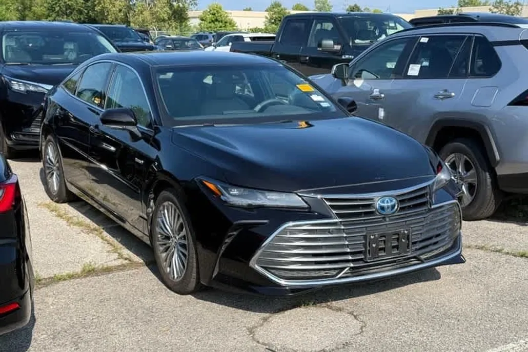 2019 Toyota Avalon Hybrid Limited photo 1