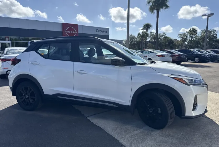 2023 Nissan Kicks SR photo 1