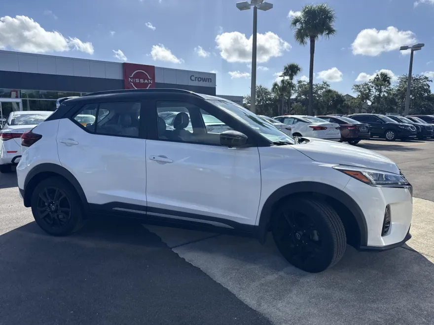 2023 Nissan Kicks SR photo 1