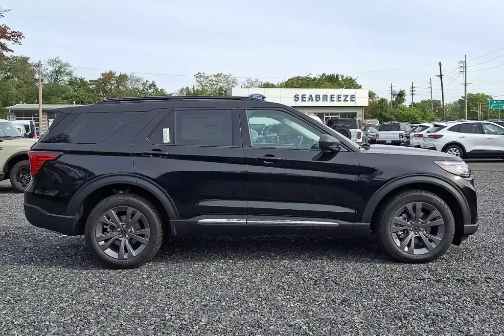 2025 Ford Explorer photo 1