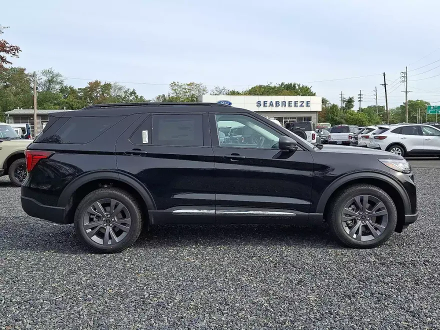 2025 Ford Explorer photo 1