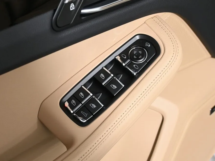 2024 Porsche Macan Base photo 32
