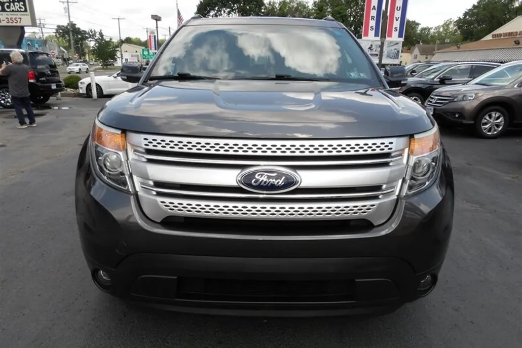 2015 Ford Explorer XLT photo 1