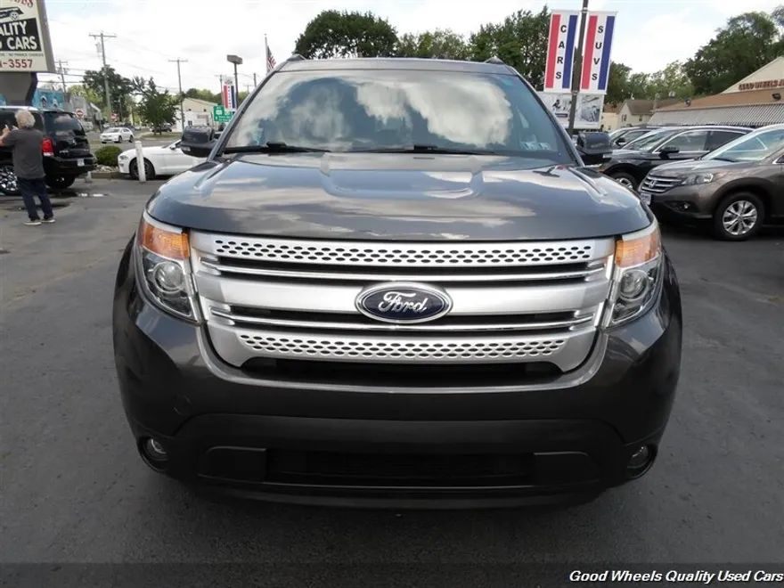 2015 Ford Explorer XLT photo 1