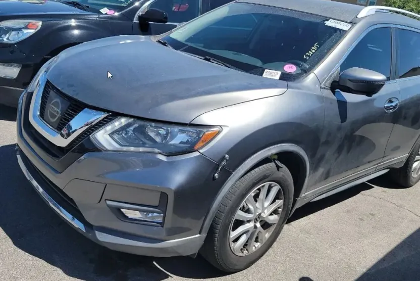 2017 Nissan Rogue SV photo 1