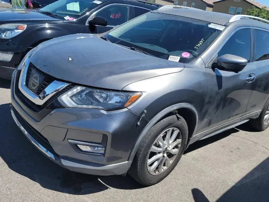 2017 Nissan Rogue SV photo 1