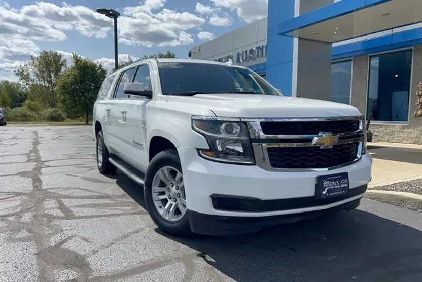2018 Chevrolet Suburban LT photo 1