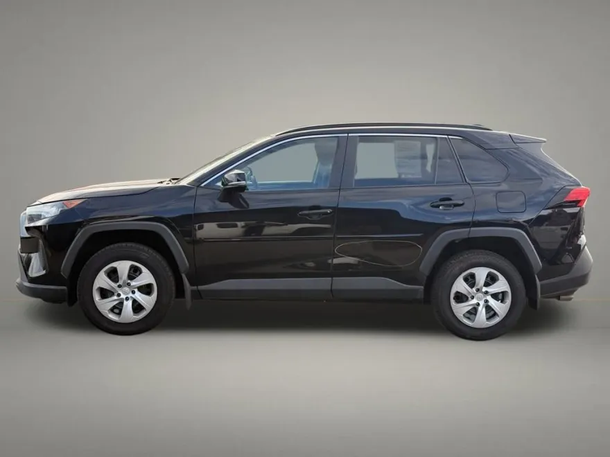 2021 Toyota RAV4 LE photo 1
