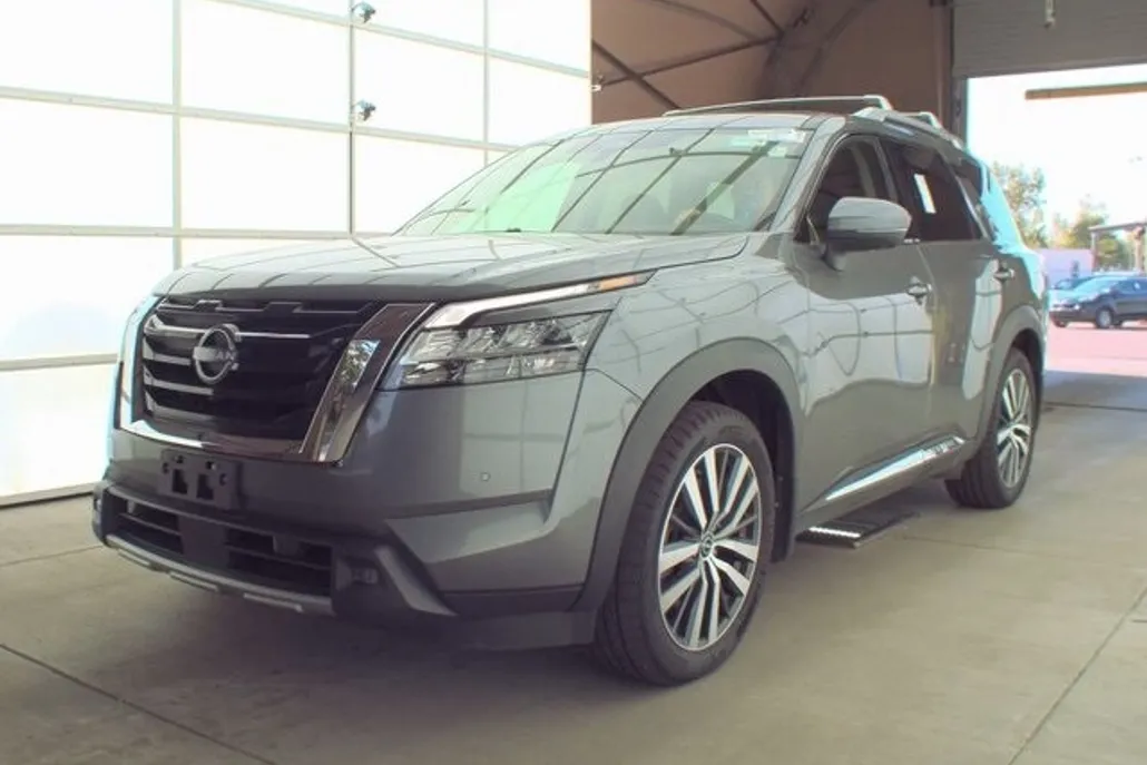 2022 Nissan Pathfinder Platinum photo 1
