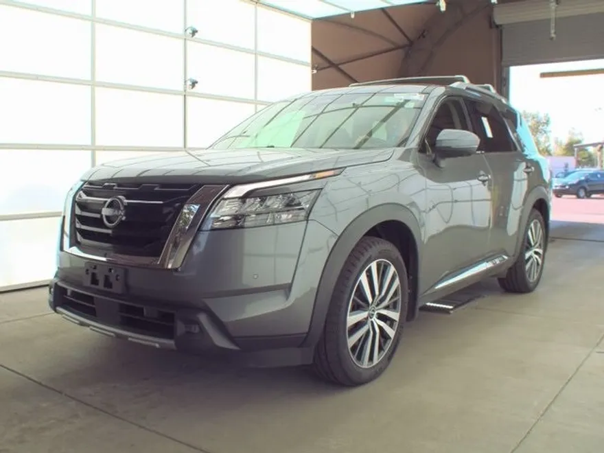 2022 Nissan Pathfinder Platinum photo 1