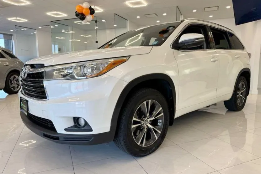 2016 Toyota Highlander XLE photo 1