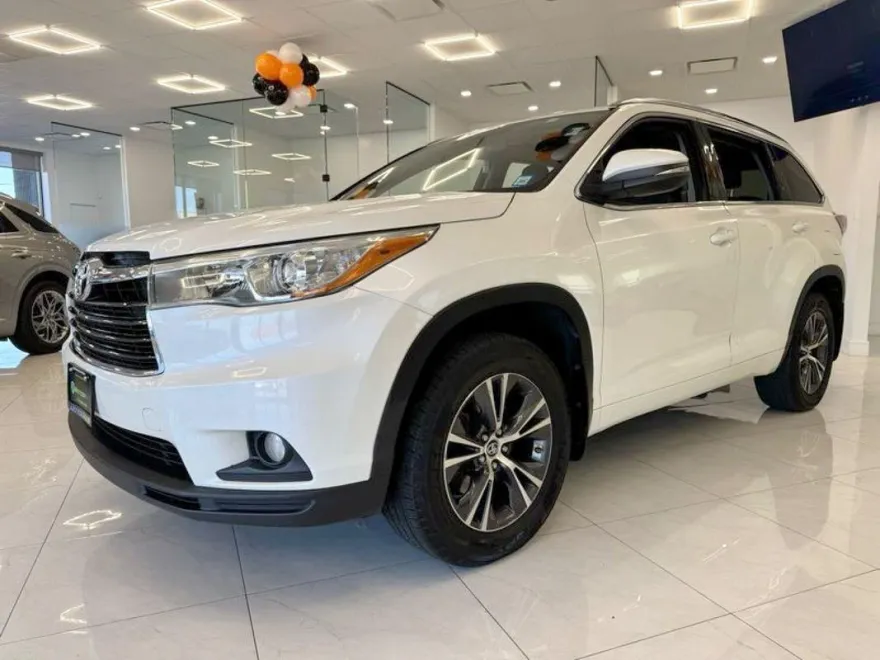 2016 Toyota Highlander XLE photo 1