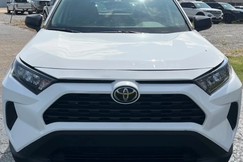 2022 Toyota RAV4 LE photo 1
