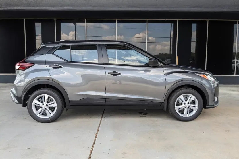 2025 Nissan Kicks Play S photo 1