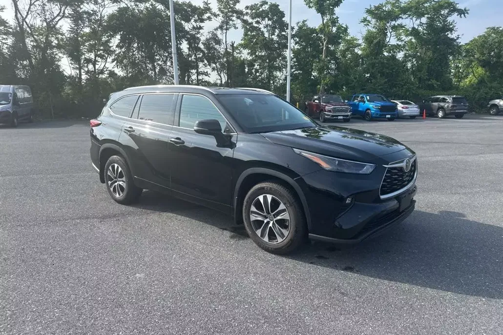 2022 Toyota Highlander XLE photo 1