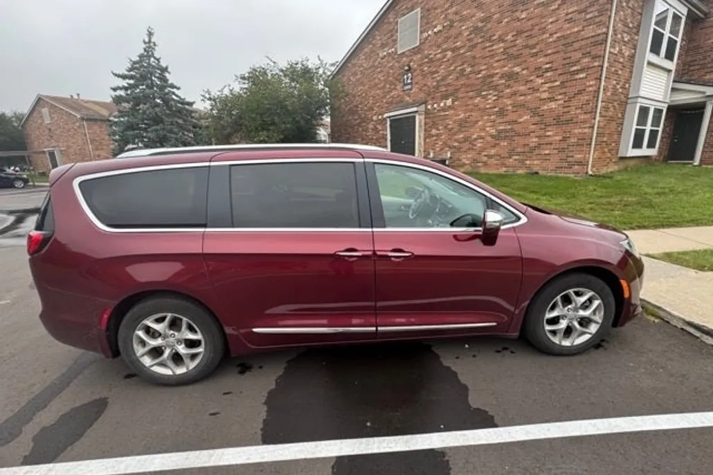 2019 Chrysler Pacifica Limited photo 1