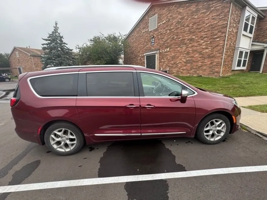 2019 Chrysler Pacifica Limited photo 1