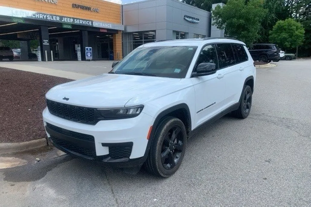 2021 Jeep Grand Cherokee Laredo Altitude photo 1