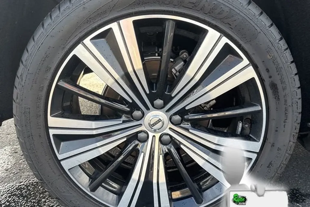 2023 Volvo XC60 B5 Ultimate photo 1