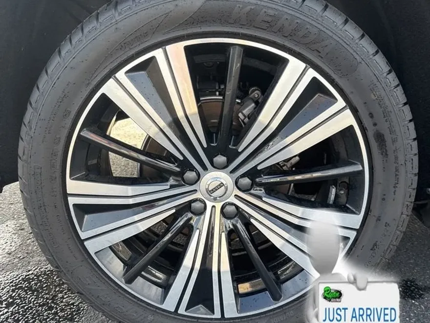 2023 Volvo XC60 B5 Ultimate photo 1