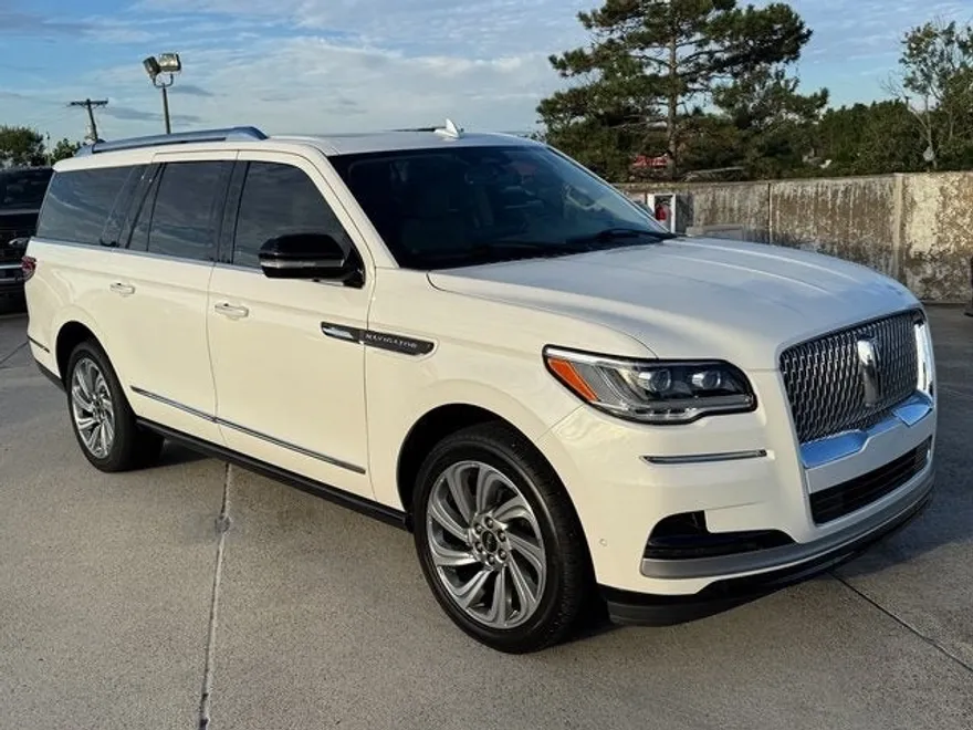 2022 Lincoln Navigator Reserve Luxury photo 1