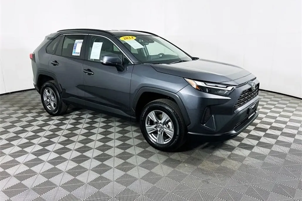 2024 Toyota RAV4 XLE photo 1