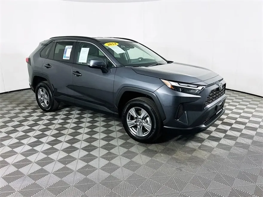 2024 Toyota RAV4 XLE photo 1