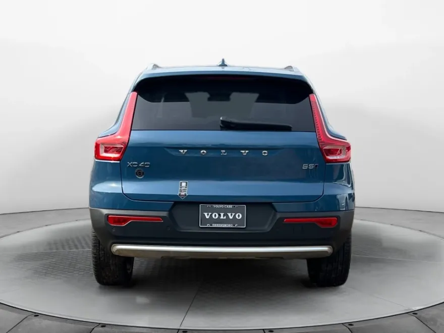 2025 Volvo XC40 photo 1