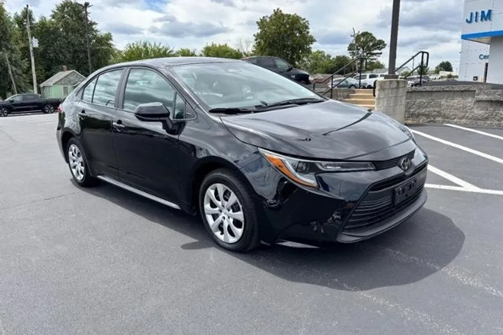 2025 Toyota Corolla LE photo 1