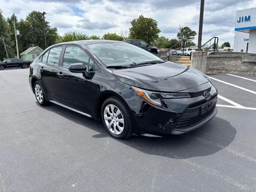 2025 Toyota Corolla LE photo 1