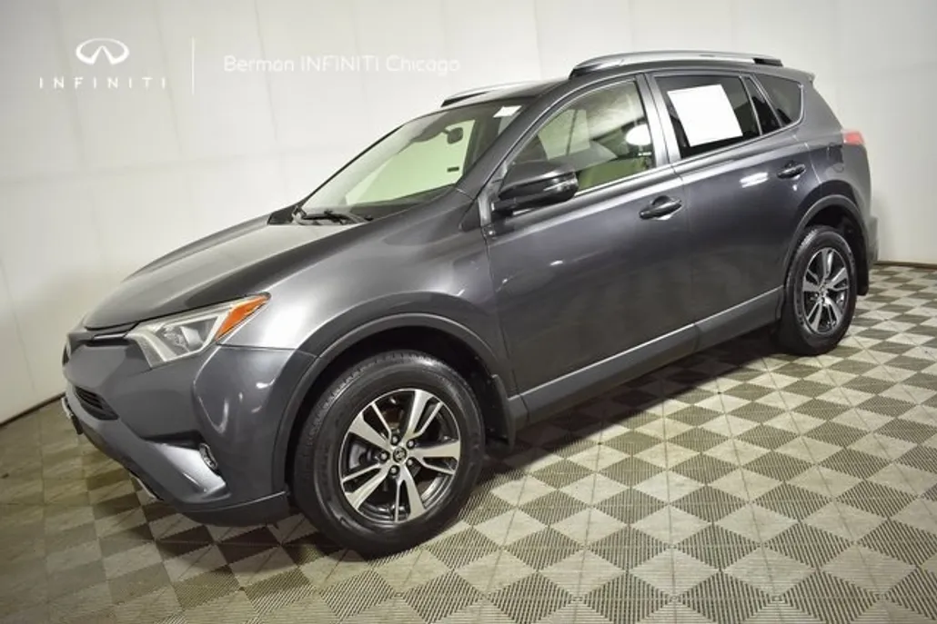 2017 Toyota RAV4 XLE photo 1