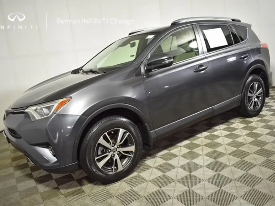 2017 Toyota RAV4 XLE photo 1