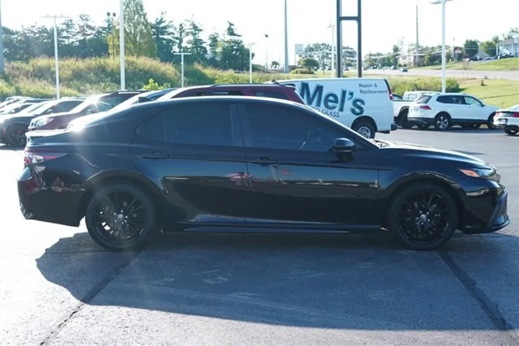 2021 Toyota Camry SE photo 1