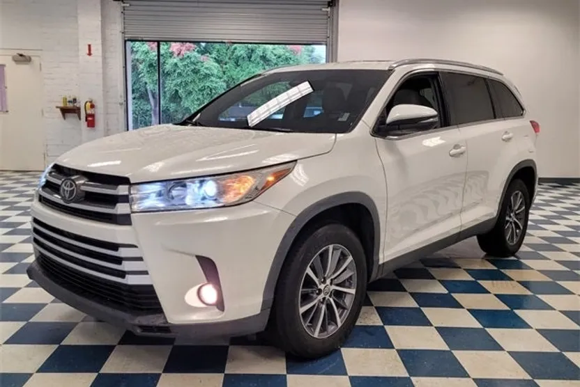 2019 Toyota Highlander XLE photo 1