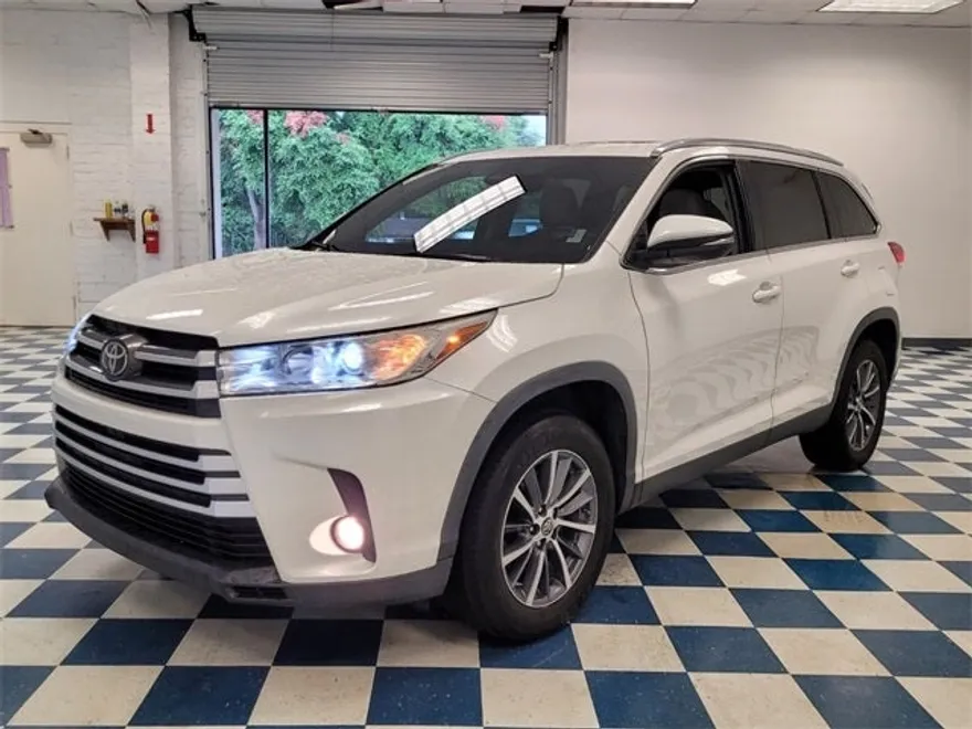 2019 Toyota Highlander XLE photo 1