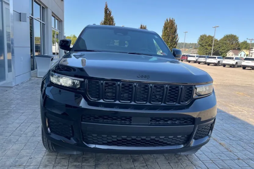 2025 Jeep Grand Cherokee Altitude photo 1