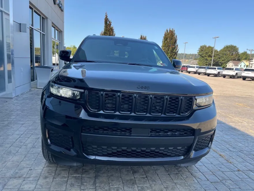 2025 Jeep Grand Cherokee Altitude photo 1