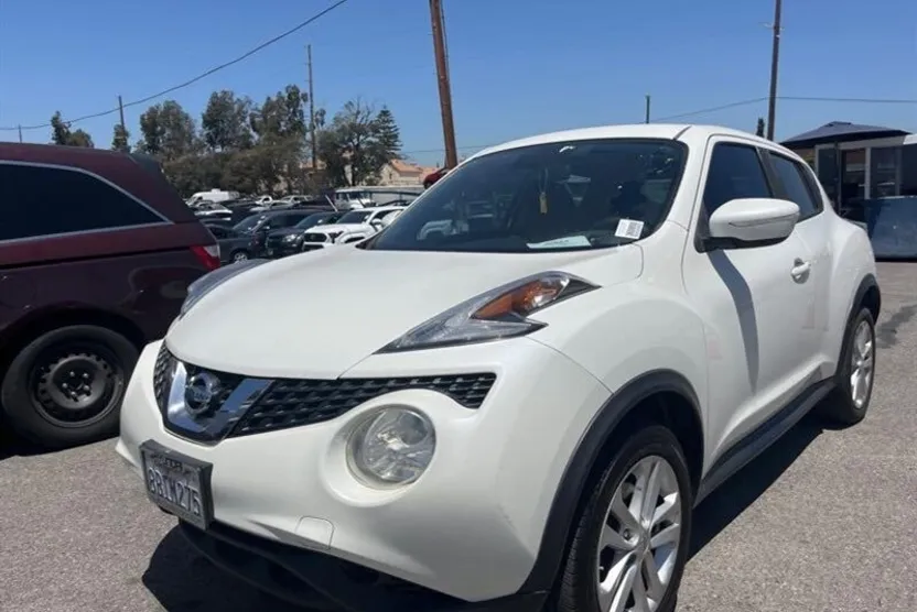 2017 Nissan Juke S photo 1