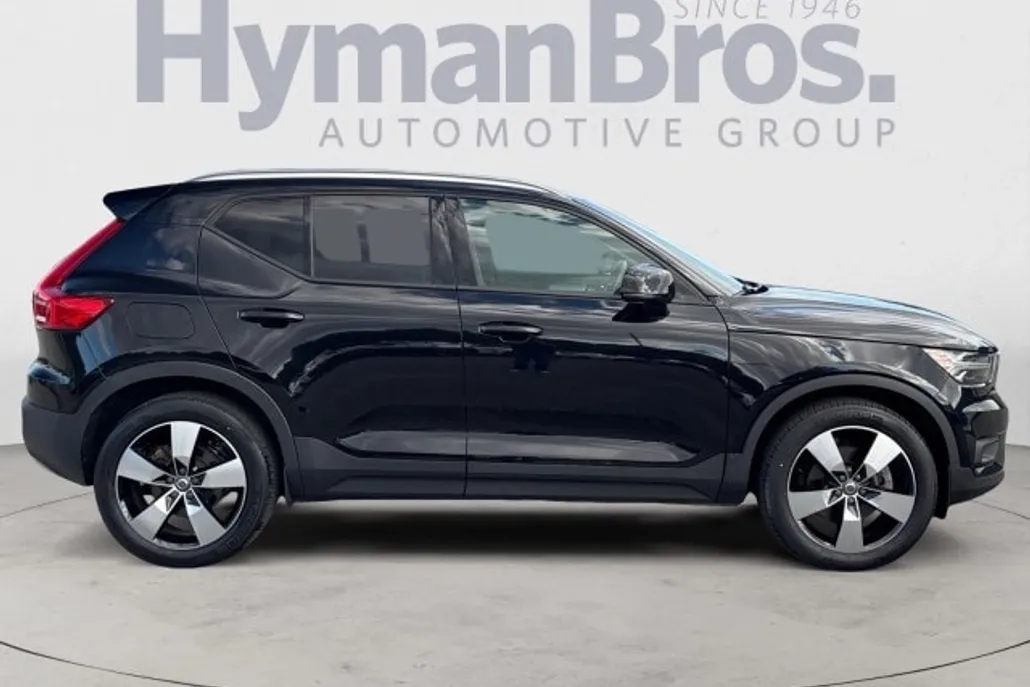 2021 Volvo XC40 T5 AWD Momentum photo 1