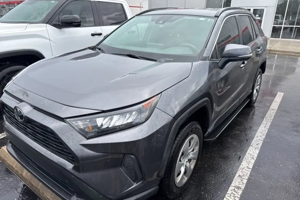 2021 Toyota RAV4 LE photo 1