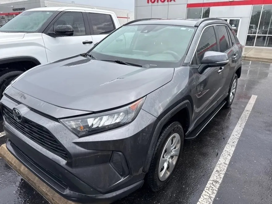 2021 Toyota RAV4 LE photo 1